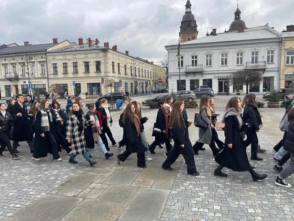 Zdjęcie Rynek - polonez 2024 (22)78b65f56-5cff-4b80-bc8c-868f30035bdd.jpg w galerii Polonez na sądeckim rynku